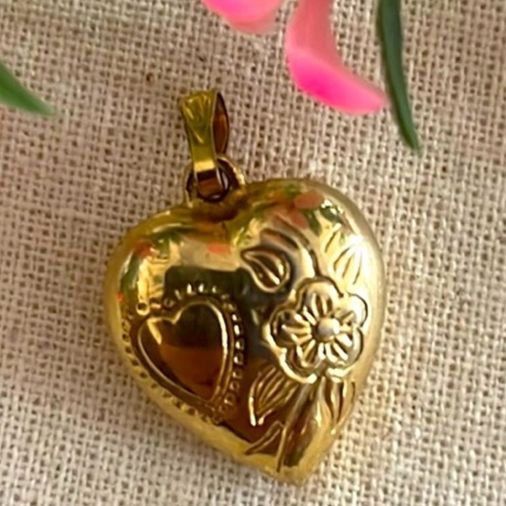 ROMANTIC Gold Heart Pendant